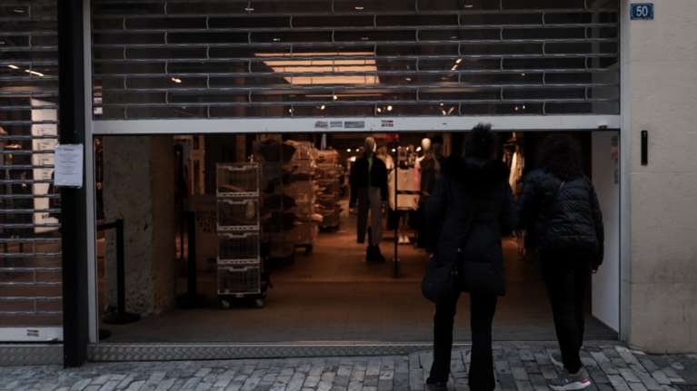 Μέτρα για επιχειρήσεις και νοικοκυριά: Φθηνότερα κεφάλαια και μείωση εισφορών - Ρύθμιση για δανειολήπτες με κόκκινα δάνεια