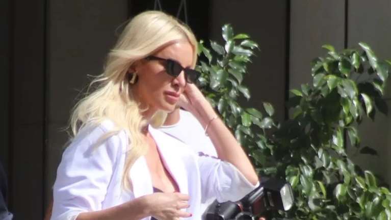 Lunch break για την Κατερίνα Καινούργιου - Το μπεζ πανωφόρι της