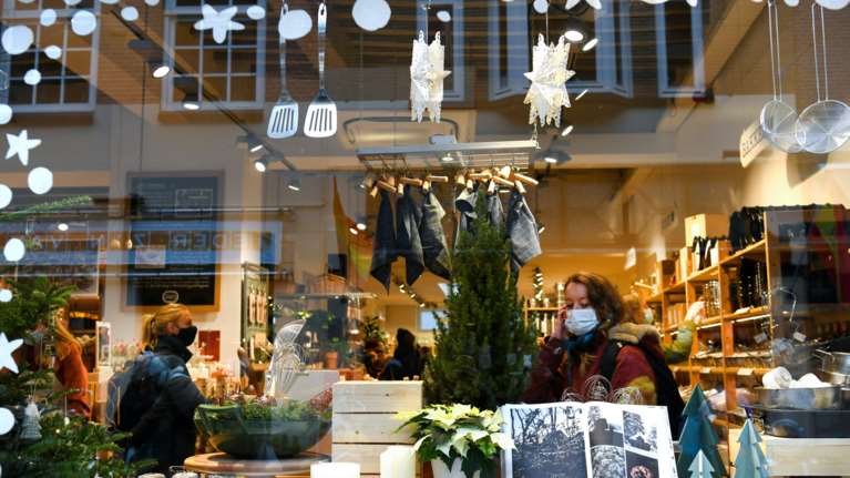 Εορταστικό ωράριο 2024: Πότε ξεκινάει, ποιες Κυριακές θα είναι ανοιχτά τα καταστήματα