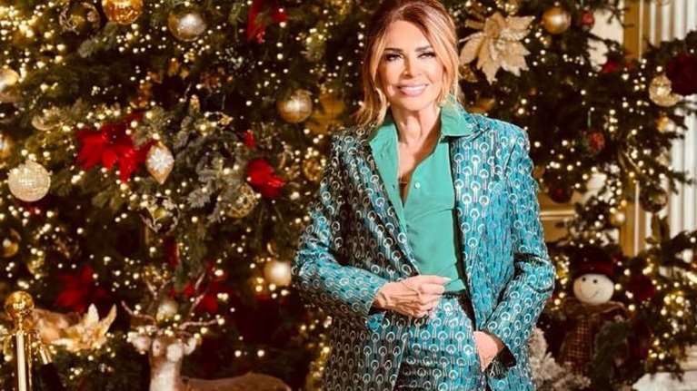 Η Μιμή Ντενίση απαθανατίζει την κόρη της Μαριτίνα στο στολισμένο σπίτι τους