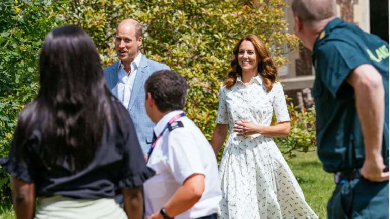 Η Κέιτ Μίντλετον με το πιο όμορφο summer white dress: Όλα τα βλέμματα πάνω της