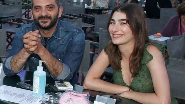 Με beach hair η Χρύσα Μιχαλοπούλου - Με ολόσωμο μαύρο μαγιό στην παραλία