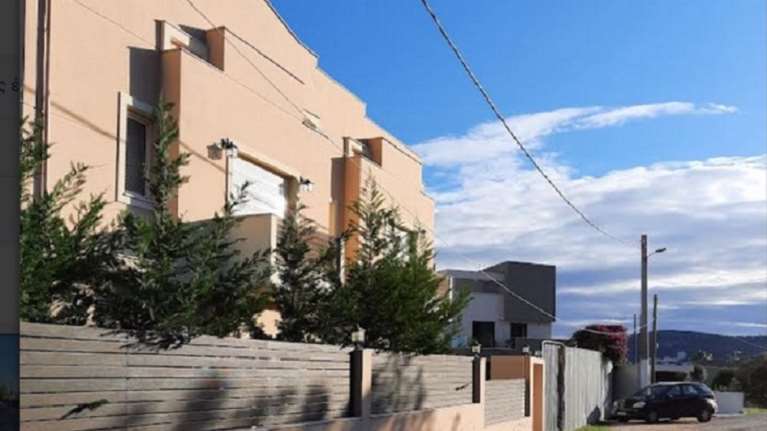 Στο σφυρί δύο μεζονέτες στο τρίγωνο της Βάρκιζας - Ανήκαν σε εταιρεία που συνδεόταν με τον εκδότη Μαυρίκο