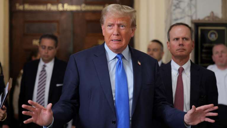 ΗΠΑ: Το επιτελείο του Μπάιντεν κατηγορεί τον Τραμπ ότι μιμείται τον Χίτλερ και τον Μουσολίνι