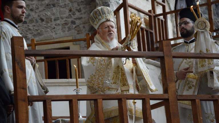 Η Παναγία Σουμελά έγινε "κλαμπ": Παρέμβαση Βαρθολομαίου για την προσβολή στη Μονή