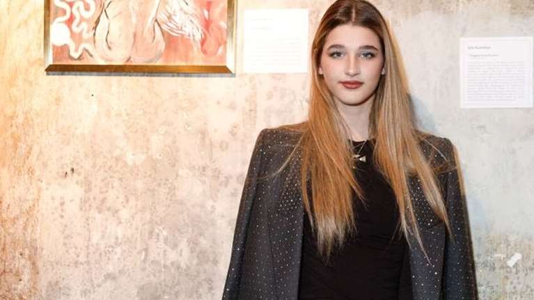 Με κόκκινο κραγιόν και sparkly σακάκι η Αναστασία Ρουβά: Η solo εμφάνιση της 16χρονης