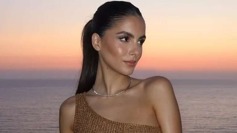 Είναι τελικά έγκυος; Η Αλεξάνδρα Νίκα ποζάρει ξυπόλυτη σε σκάφος με αέρινο καφτάνι