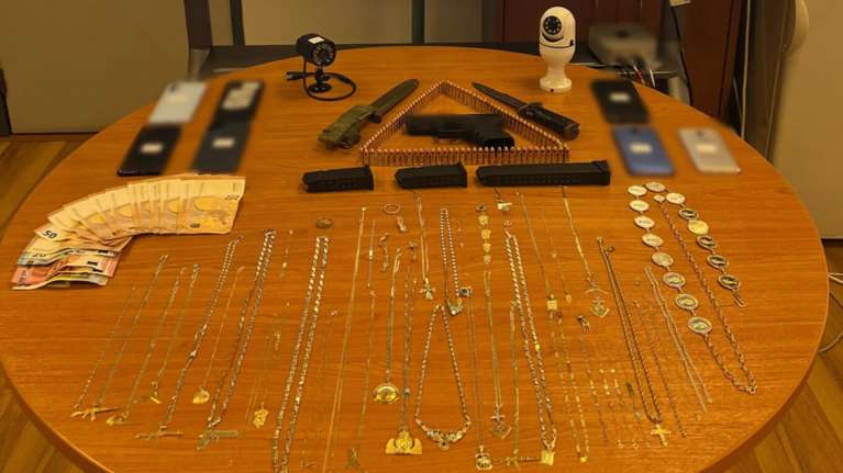 Κύκλωμα στα Μέγαρα διακινούσε όπλα  - Τι βρήκαν σε σπίτια και αποθήκες - 23χρονη βρέθηκε με δεκάδες κλεμμένα χρυσά κοσμήματα