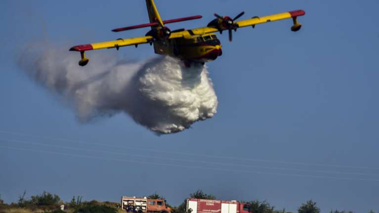 Συναγερμός στην Πυροσβεστική: Φωτιά στην Ψάθα Αττικής - Στη μάχη με τις φλόγες δύο αεροσκάφη και δύο ελικόπτερα