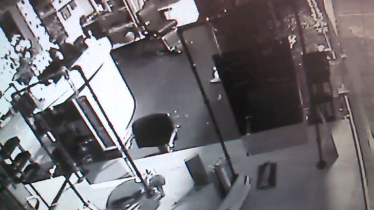 Σπείρα ρήμαζε καταστήματα και αυτοκίνητα στα νότια προάστια - Δείτε πως δρούσαν [Βίντεο]