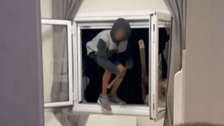 Κορινθία: Ακόμα τρεις συλλήψεις για τη πρωτοφανή ληστεία σε σπίτι τουριστών - Χειροπέδες και σε 2 ανήλικους