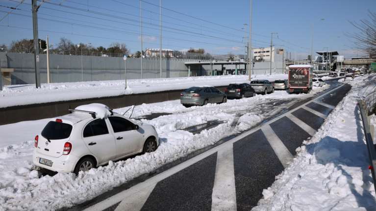 Το... τερμάτισαν: Προσπαθούν να βάλουν τα αυτοκίνητά τους στην Αττική Οδό για να πάρουν αποζημίωση [Βίντεο]