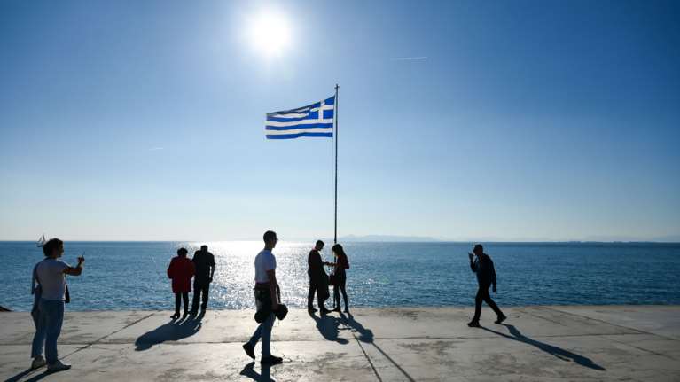 Καλοκαιρία σε Ελλάδα και Μεσόγειο: Με ήλιο και ζέστη τα Φώτα, πώς σχετίζεται η πρωτοφανής ψυχρή εισβολή στις ΗΠΑ