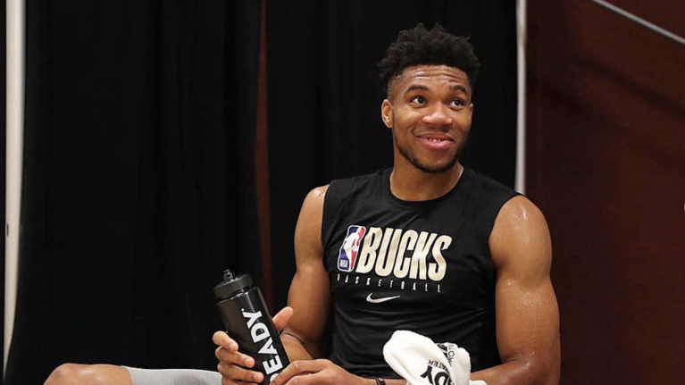 Ο Σακίλ Ο&#39; Νιλ &quot;παλεύει με τη γλώσσα&quot;: Προσπαθεί να πει συγχαρητήρια στον Αντετοκούνμπο στα ελληνικά