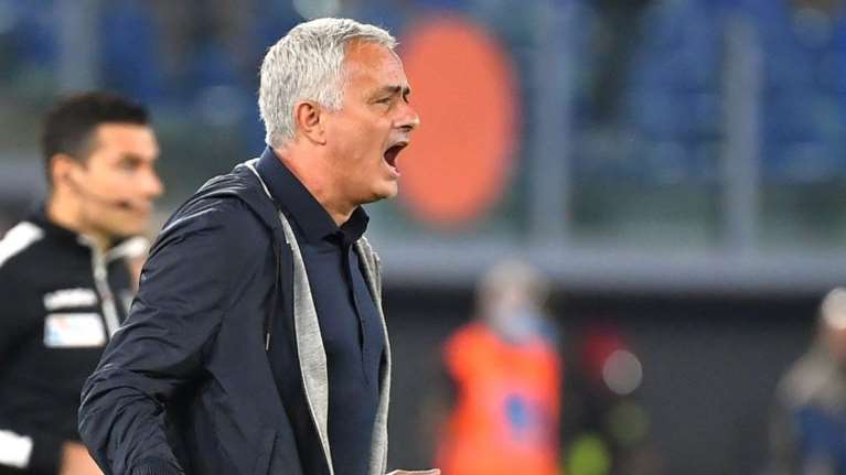 Ρόμα: Αιχμές του Μουρίνιο για τη διαιτησία