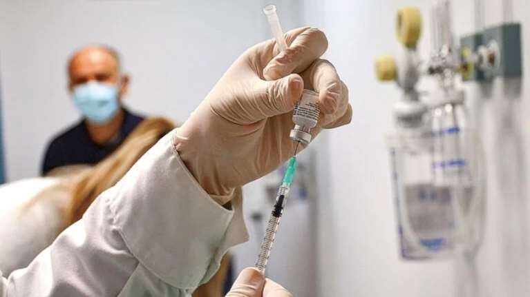 Κορονοϊός: Εγκρίθηκε το νέο επικαιροποιημένο εμβόλιο της Pfizer - Γρίπη και COVID θα κυκλοφορούν παράλληλα