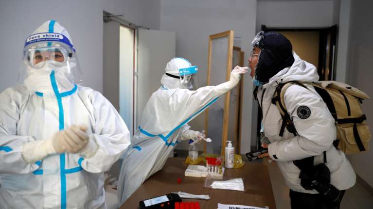 Κίνα: "Κολοσσιαίο" ξέσπασμα της πανδημίας εάν άνοιγε η οικονομία όπως οι ΗΠΑ ή η Γαλλία