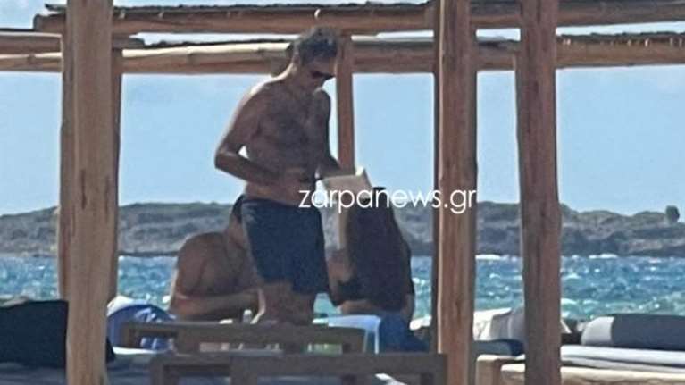 Τελευταία μπάνια στα Χανιά για τον Κυριάκο Μητσότακη: Βουτιές στα Φαλάσαρνα με τον γιο του