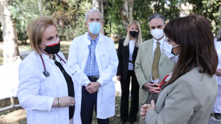 Η ΠτΔ στον Ευαγγελισμό: Συναντήθηκε με την Παγώνη - Ευχαριστούμε τους νοσηλευτές που πολεμούν τον αόρατο εχθρό