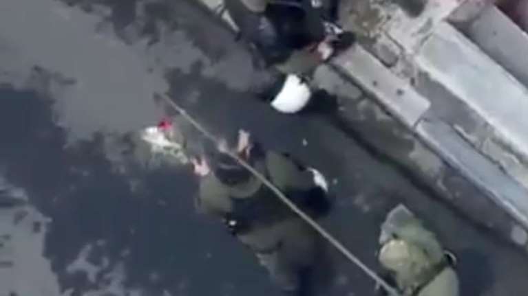 Επέτειος Γρηγορόπουλου: Απλή επίπληξη στον αστυνομικό που κατέστρεψε την ανθοδέσμη