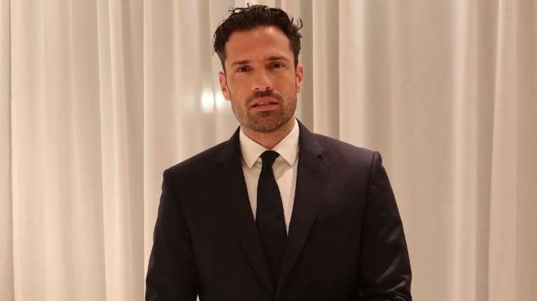 Συγκινητική στιγμή: Ενός λεπτού σιγή στη συναυλία του Κωνσταντίνου Αργυρού στη μνήμη του συνεργάτη του [βίντεο]