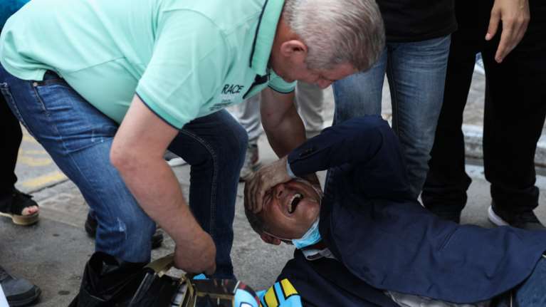 Ενταση έξω από το υπουργείο Οικονομικών - Απωθήθηκε και έπεσε κάτω ο πρόεδρος της ΠΟΕΔΗΝ [εικόνες]