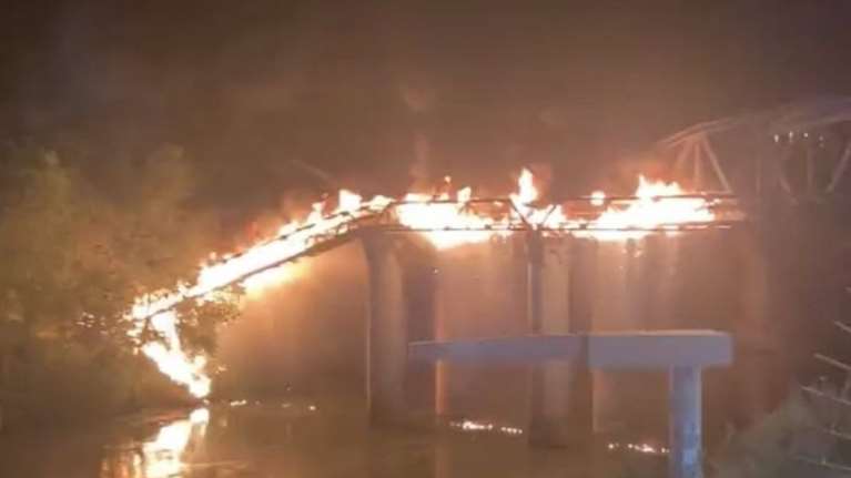 Κατέρρευσε στη Ρώμη ιστορική μεταλλική γέφυρα μετά από πυρκαγιά [βίντεο]