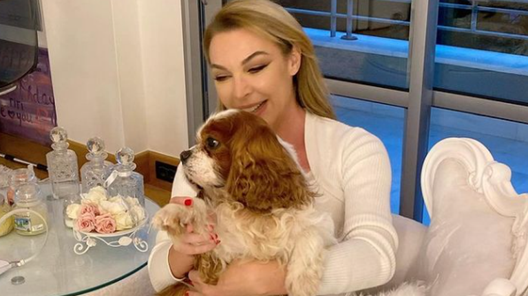 Τατιάνα Στεφανίδου: Ποζάρει με τον σκύλο της στο πολυτελές σπίτι της