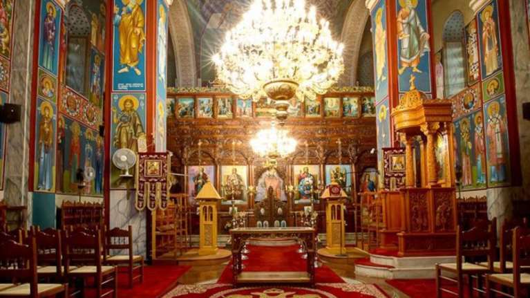 Αρχιμανδρίτης έκανε μήνυση σε πιστή που πήγε στη Θεία Λειτουργία