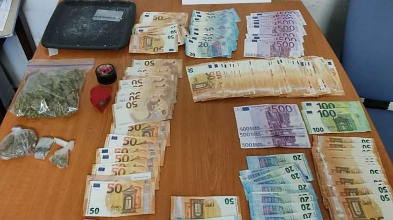 Ναρκωτικά, όπλα, εικονικές επιχειρήσεις, ακάλυπτες επιταγές: Το κατηγορητήριο για σπείρα που έριχνε κοκαΐνη και κάνναβη στην Αθήνα