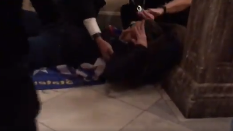 Νεκρή η γυναίκα που πυροβολήθηκε στο Καπιτώλιο - H στιγμή που δέχθηκε τη σφαίρα στο στήθος-  [Βίντεο]