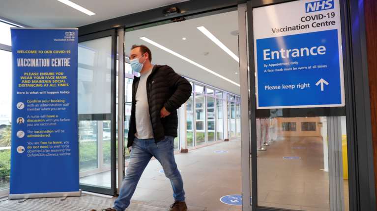 Εμβολιασμοί: Μείωση 30% των κρουσμάτων στη Ρωσία - Κάτω από 1 ο δείκτης R στη Βρετανία μετά από 6 μήνες