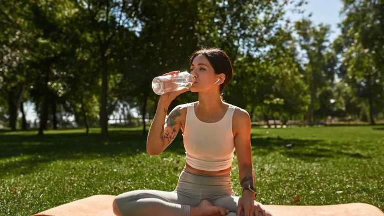 Δεν είναι το νερό η λύση στην αφυδάτωση - Τι πρέπει να κάνεις αν ιδρώνεις όλη μέρα
