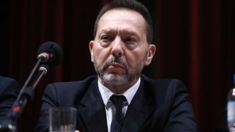 Ο διοικητής της Τράπεζας της Ελλάδος Γιάννης Στουρνάρας δίνει και αυτός τον μισό μισθό του στη μάχη κατά του κορονοϊού