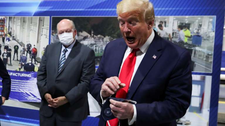 Ο γνωστός Τραμπ ξαναχτύπησε: Δεν θα φοράω μάσκα μπροστά στους δημοσιογράφους για να μην τους δώσω την ικανοποίηση [βίντεο]