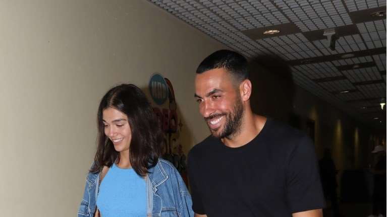 Μελίνα Νικολαΐδη: Ποζάρει με πολύχρωμο μάξι φόρεμα δίπλα στον αγαπημένο της, Αλέξανδρο Πολυχρονιάδη [εικόνα]