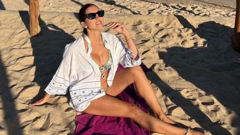 Σταματίνα Τσιμτσιλή: Η εμφάνιση για μπάνιο με τσάντα θαλάσσης των 1800 ευρώ που σχολιάστηκε