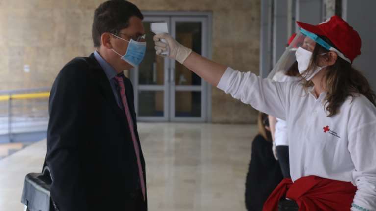 Η επικίνδυνη &quot;μόδα&quot; με το σπάσιμο της καραντίνας: 10 σε μια εβδομάδα, 246 συνολικά οι απείθαρχοι