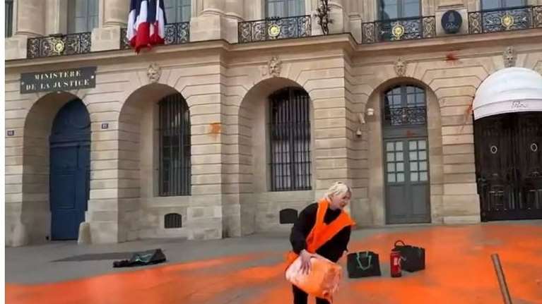 Γαλλία: Οικολόγοι ακτιβιστές έριξαν μπογιά στο Ίδρυμα Louis Vuitton και στην πλατεία Βαντόμ