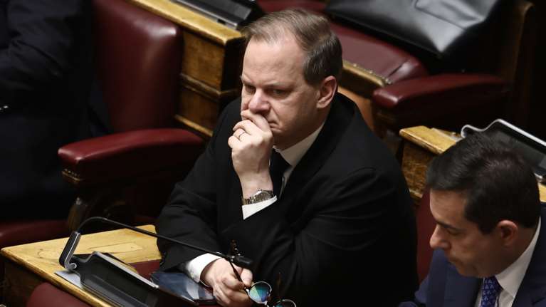 Πρόταση δυσπιστίας: Αμήχανος στη Βουλή ο Κώστας Αχ. Καραμανλής - Πότε θα μιλήσει [Εικόνες]