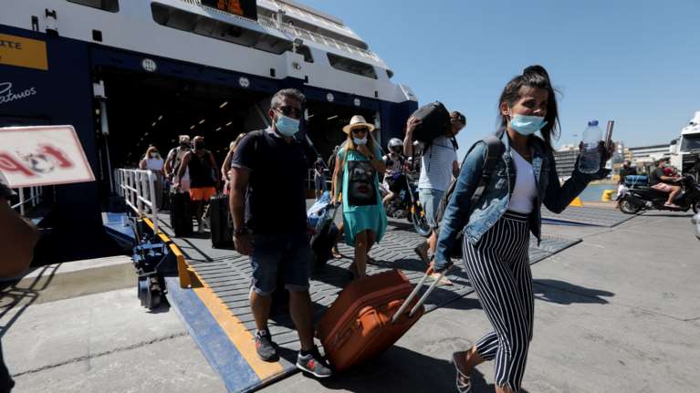 Αρνητικό τεστ: Ποια νησιά και ποιοι πολίτες εξαιρούνται από τα νέα μέτρα για τις μετακινήσεις