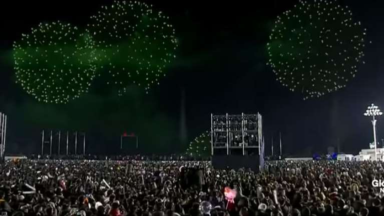 Το πρωτοχρονιάτικο σόου του Κιμ Γιονκ Ουν: Βεγγαλικά και χιλιάδες κόσμος στην Πιονγκιάνγκ [Βίντεο]