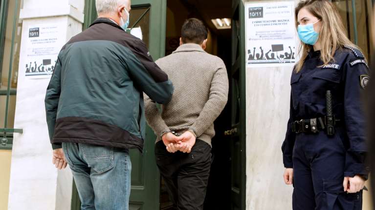 Τραγική ειρωνεία: Ο δικηγόρος του 39χρονου που κατακρεούργησε τη νονά του, είχε βρει τη μητέρα του νεκρή με 20 μαχαιριές