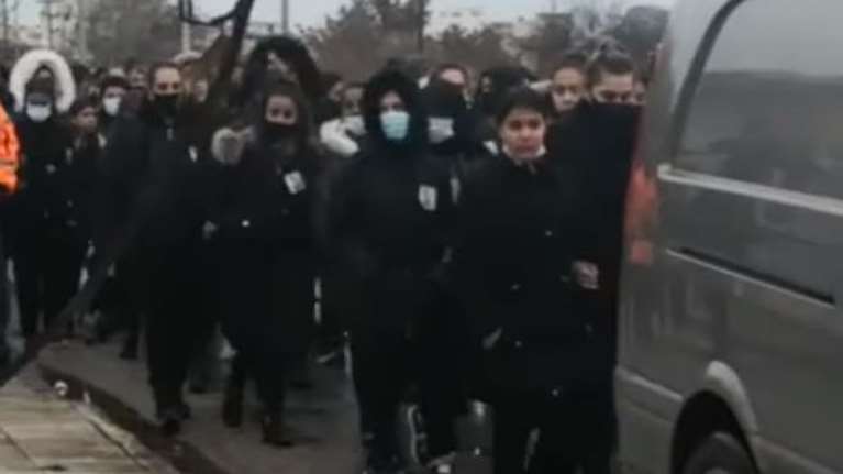 Αλεξανδρούπολη: Συγκλονιστική διαμαρτυρία έγινε η κηδεία της 29χρονης Τζεβριέ από τις γυναίκες που τη συνόδευσαν [Βίντεο]