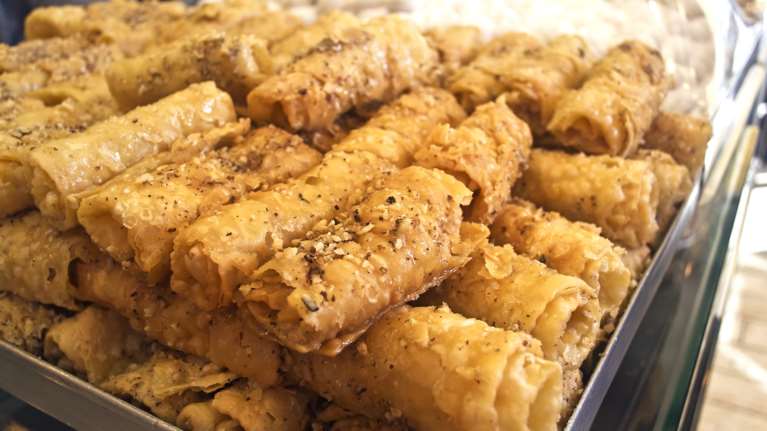 Συνταγή για τέλειες δίπλες για τα Χριστούγεννα - Μελωμένες και τραγανές, θα σας ξετρελάνουν