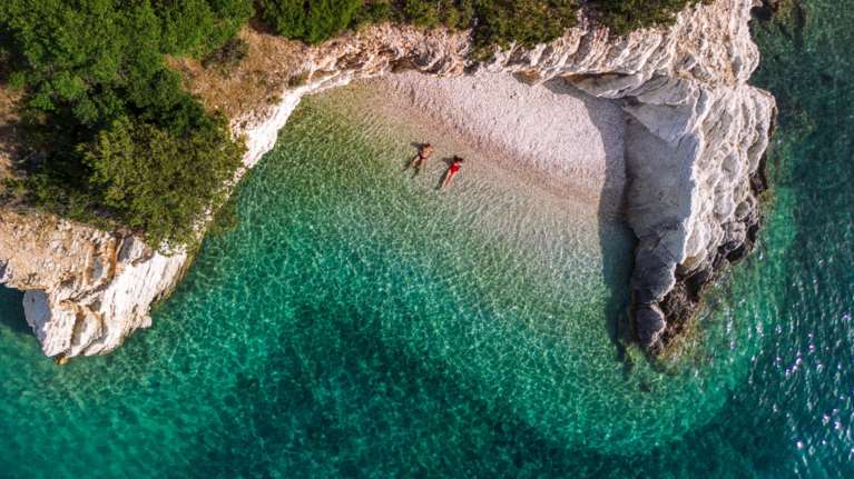 Ενα μικρό διαμάντι στην Πελοπόννησο: Η παραλία με γαλαζοπράσινα νερά και λευκά βότσαλα για ψαγμένους [βίντεο]