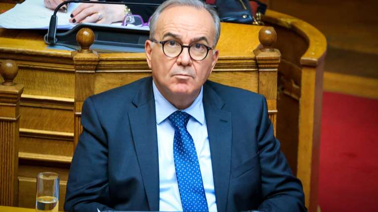 Παπαθανάσης: Η αύξηση του κατώτατου μισθού θα συμπαρασύρει κι άλλες αυξήσεις όπως στα επιδόματα