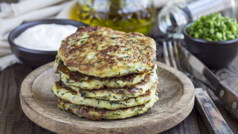 Εύκολες τηγανίτες κολοκυθιού για να μυρίσει καλοκαίρι στο τραπέζι σου