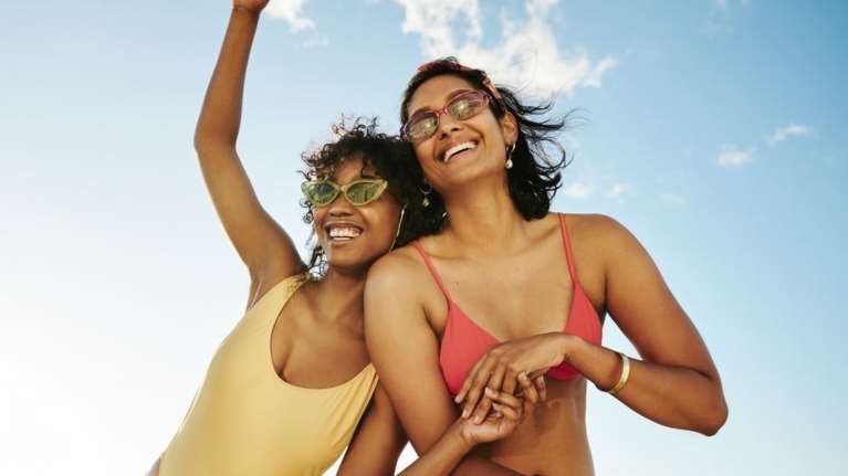 Ανακαλύψαμε 9 εντυπωσιακά μαγιό στα πιο έντονα χρώματα του φετινού καλοκαιριού