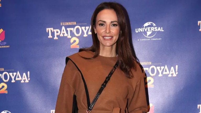 Η Μπέττυ Μαγγίρα φόρεσε το two - piece που ανανεώνει το κλασικό ταγέρ